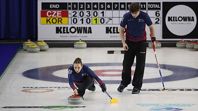 Julie Zelingrov� a V�t Chabi�ovsk� v posledn�m z�pase skupiny proti Koreji.