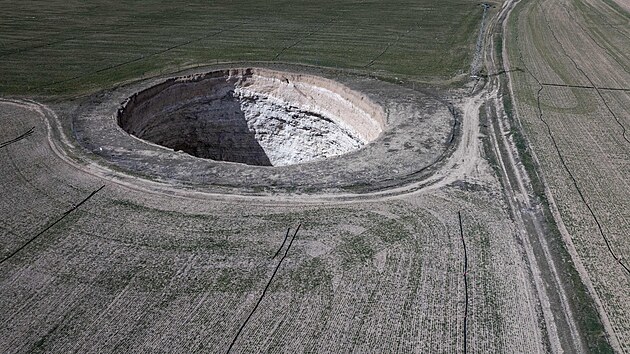 Tureckou provincii Konya tr�p� stovky jam. P�da se tam propad� kv�li dlouh�mu suchu a nadm�rn�mu �erp�n� podzemn� vody. (5. prosince 2025)