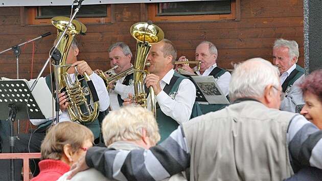 Na Zemi �ivitelce nesm�j� Babouci chyb�t. Sn�mek je z roku 2014.