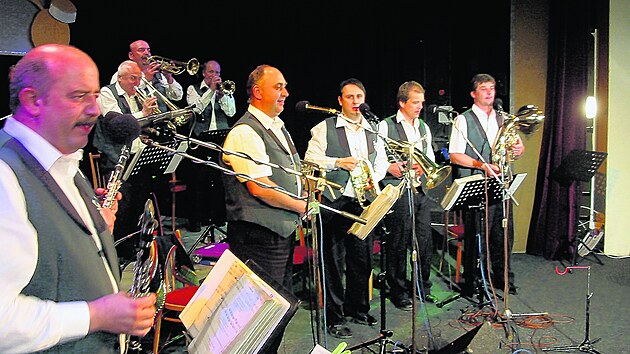 Babouci nemaj� jednoho zp�v�ka. Zp�vaj� ti, co jsou v prvn� �ad�. Sn�mek je z roku 2011.