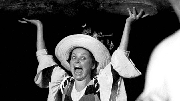 Roli Puka ve Snu noci svatoj�nsk� �u�il na t�lo� Pet�e
Hobzov� re�is�r Ji�� Menzel.