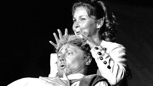 Petra Hobzov� a Petr Hanus se se�li ve ve h�e Vesel� pani�ky windsorsk�, kterou Jiho�esk� divadlo uvedlo v roce 2000 p�ed to�nou v �esk�m Krumlov�.