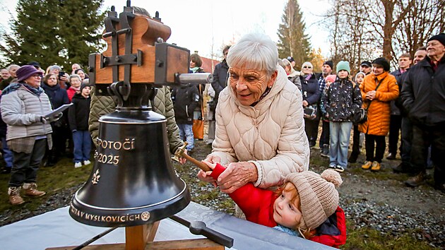 Nov� zvon v Mezipoto�� na �eskokrumlovsku vysv�tili a pak ho usadili do zrekonstruovan� kaple