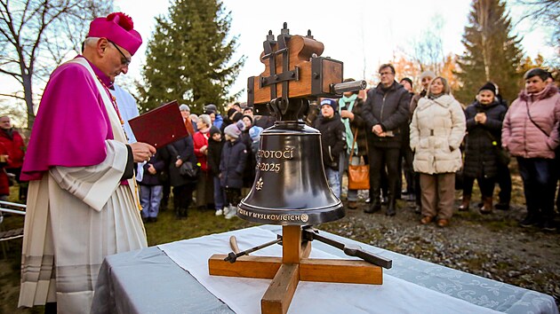 Nov� zvon v Mezipoto�� na �eskokrumlovsku vysv�tili a pak ho usadili do zrekonstruovan� kaple. (12. prosince 2025)