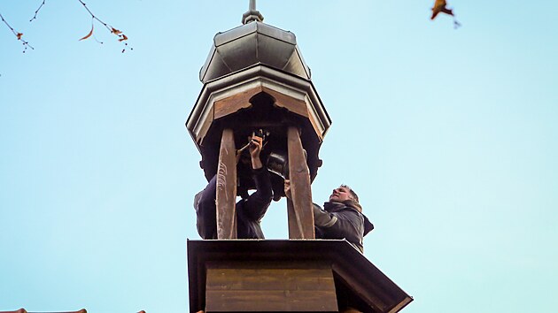 Nov� zvon v Mezipoto�� na �eskokrumlovsku vysv�tili a pak ho usadili do zrekonstruovan� kaple. (12. prosince 2025)