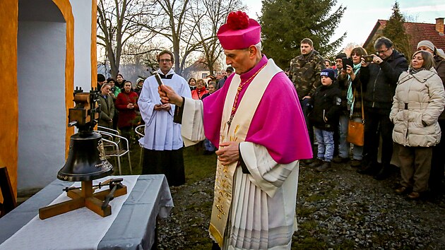 Nov� zvon v Mezipoto�� na �eskokrumlovsku vysv�tili a pak ho usadili do zrekonstruovan� kaple. (12. prosince 2025)