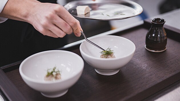 Restaurace Essens z Hlohovce na B�eclavsku se jako prvn� na ji�n� Morav� do�kala michelinsk� hv�zdy. Podnik nab�z� n�kolikachodov� degusta�n� menu.