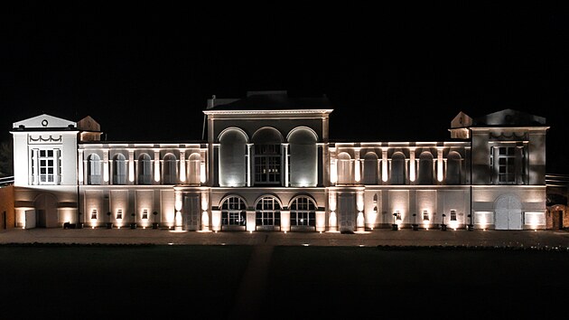 Restaurace Essens z Hlohovce na B�eclavsku se jako prvn� na ji�n� Morav� do�kala michelinsk� hv�zdy. Essens je sou��st� resortu Hrani�n� z�me�ek v Lednicko-valtick�m are�lu.