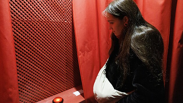 Na ��msk�m n�m�st� v Brn� v �ter� 9. prosince 2025 za�al V�no�n� festival zlozvyk�, kter� m� n�v�t�vn�k�m p�in�st ticho a rozj�m�n� nad sebou sam�m. Cesta ob��mi oponami s jednotliv�mi zlozvyky kon�� ve zpov�dnici.