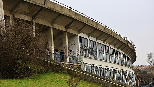 Na ch�traj�c� stadion v Brn� za Lu��nkami dorazila delegace fotbalov� Zbrojovky v �ele s gener�ln�m mana�erem Janem Myn��em, aby zjistila z�m�ry veden� m�sta ohledn� nov�ho stadionu. (10. prosince 2025)