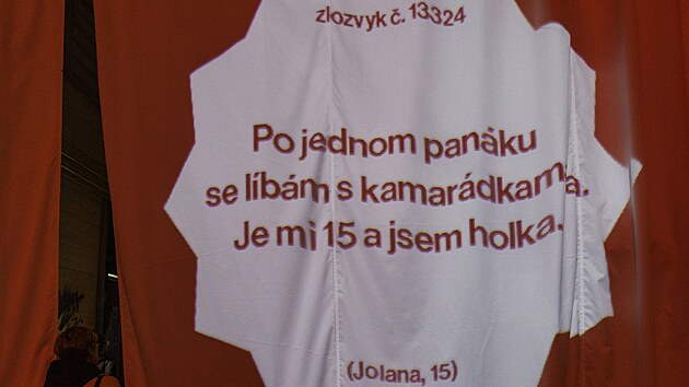 Na ��msk�m n�m�st� v Brn� v �ter� 9. prosince 2025 za�al V�no�n� festival zlozvyk�, kter� m� n�v�t�vn�k�m p�in�st ticho a rozj�m�n� nad sebou sam�m. Cesta ob��mi oponami s jednotliv�mi zlozvyky kon�� ve zpov�dnici.