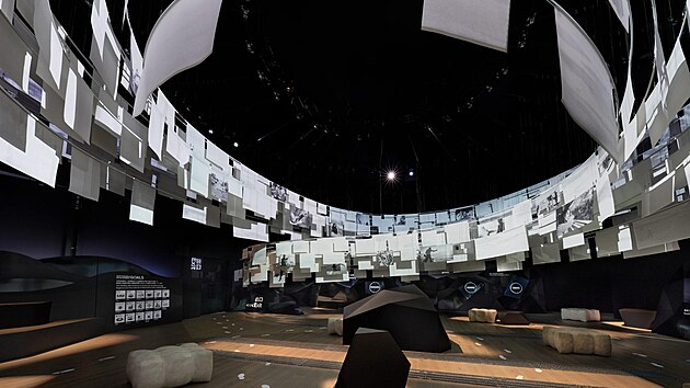 Pap�rov� v�r zav�en� v centru v�stavn�ho prostoru byl hlavn�m rysem chv�len�ho seversk�ho pavilonu na Expu, na n�m� se pod�lela brn�nsk� firma Exponex v �ele s Franti�kem B�lkem.