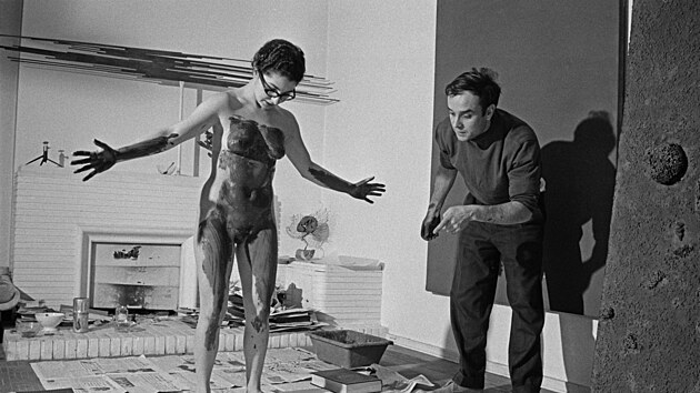Francouzsk� um�lec Yves Klein diriguje modelku pokrytou barvou p�i vytv��en� otisku. (1961)