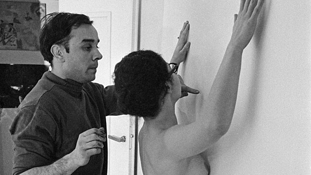 Francouzsk� um�lec Yves Klein s modelkou ve sv�m ateli�ru (1961)