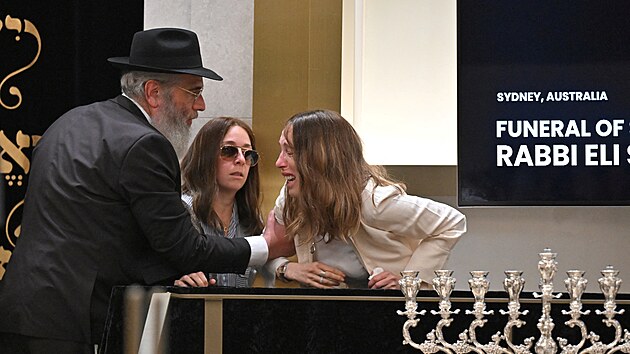 Stovky lid� zam��ily do synagogy, aby se z��astnili smute�n�ho ob�adu za rab�na Eliho Schlangera, kter� byl zabit b�hem st�elby na Bondi Beach v Sydney. (15. prosince 2025)