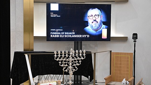 Stovky lid� zam��ily do synagogy, aby se z��astnili smute�n�ho ob�adu za rab�na Eliho Schlangera, kter� byl zabit b�hem st�elby na Bondi Beach v Sydney. (15. prosince 2025)