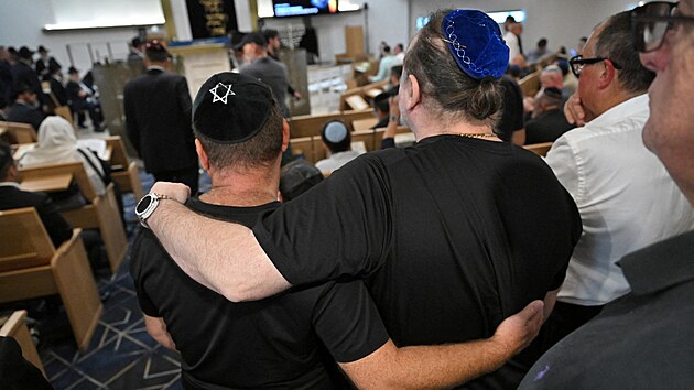 Stovky lid� zam��ily do synagogy, aby se z��astnili smute�n�ho ob�adu za rab�na Eliho Schlangera, kter� byl zabit b�hem st�elby na Bondi Beach v Sydney. (15. prosince 2025)