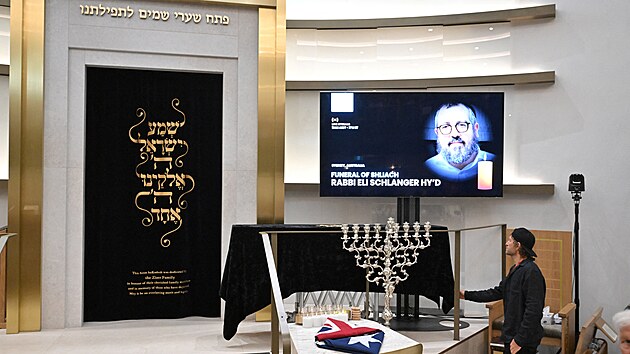 Stovky lid� zam��ily do synagogy, aby se z��astnili smute�n�ho ob�adu za rab�na Eliho Schlangera, kter� byl zabit b�hem st�elby na Bondi Beach v Sydney. (15. prosince 2025)