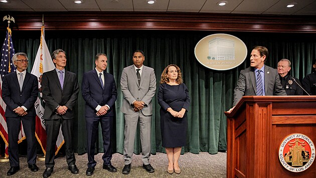 Prokur�tor Nathan J. Hochman hovo�� b�hem tiskov� konference v Los Angeles Hall of Justice pot�, co byl syn hollywoodsk�ho herce a filma�e Roba Reinera zat�en a obvin�n z vra�dy sv�ch rodi��. (16. prosince 2025)