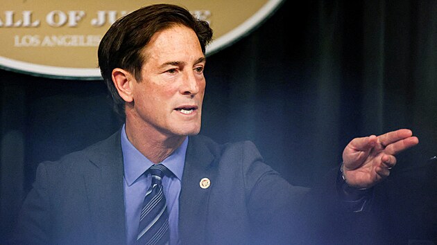 Prokur�tor Nathan J. Hochman hovo�� b�hem tiskov� konference v Los Angeles Hall of Justice pot�, co byl syn hollywoodsk�ho herce a filma�e Roba Reinera zat�en a obvin�n z vra�dy sv�ch rodi��. (16. prosince 2025)