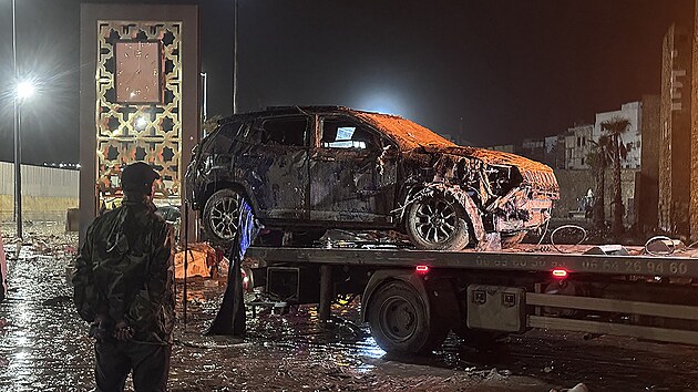 Pouh� jedna hodina siln�ho de�t� sta�ila k tomu, aby voda zaplavila p�ibli�n� 70 dom� a obchod�, odnesla deset automobil� a p�eru�ila silni�n� spojen� v p��stavn�m m�st� S�f� a jeho okol�. (15. prosince 2025)