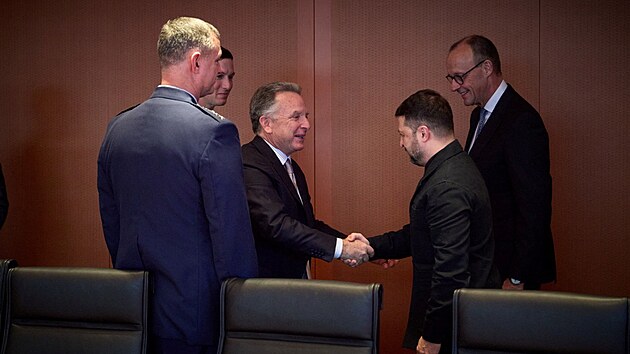 Ukrajinsk� prezident Volodymyr Zelenskyj se v�t� s americk�m zvl�tn�m vyslancem pro Bl�zk� v�chod Stevem Witkoffem. (14. prosince 2025)