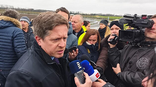 Dva roky a m�s�c od slavnostn�ho zah�jen� stavby �seku D35 vyjeli prvn� �idi�i na �estikilometrov� d�lni�n� obchvat m�sta. (16. prosince 2025)