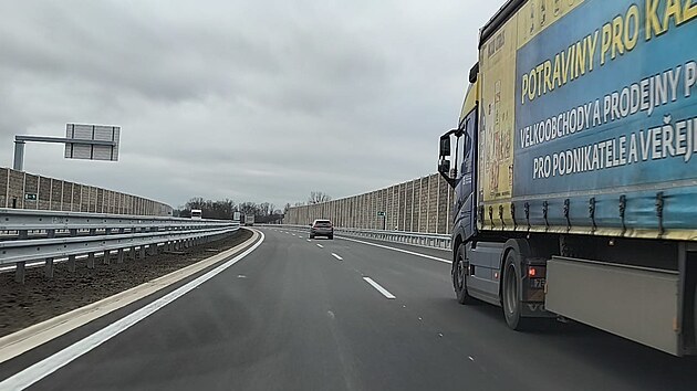 Dva roky a m�s�c od slavnostn�ho zah�jen� stavby �seku D35 vyjeli prvn� �idi�i na �estikilometrov� d�lni�n� obchvat m�sta. (16. prosince 2025)