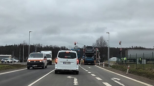 Dva roky a m�s�c od slavnostn�ho zah�jen� stavby �seku D35 vyjeli prvn� �idi�i na �estikilometrov� d�lni�n� obchvat m�sta. (16. prosince 2025)