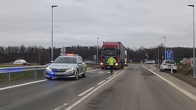 Policist� museli zastavovat �idi�e, kte�� cht�li je�t� p�ed dev�tou hodinou najet na nov� �sek d�lnice D35. (16. prosince 2025)