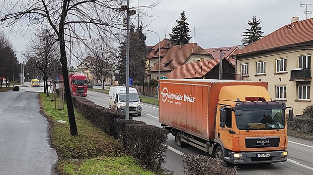 Vysok� M�to pat�� k dopravn� nejv�c zat�en�m m�st�m v republice. Otev�en� d�lnice znamen� pro m�sto velkou �levu.