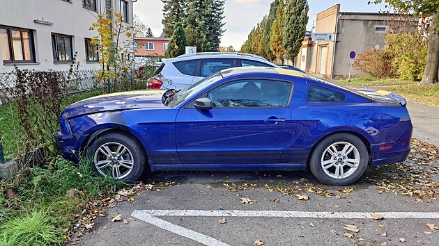 Dlouhodob� odstaven� Ford Mustang bez kola blokuje parkovac� m�sto v Tov�rn� ulici ve Svitav�ch.