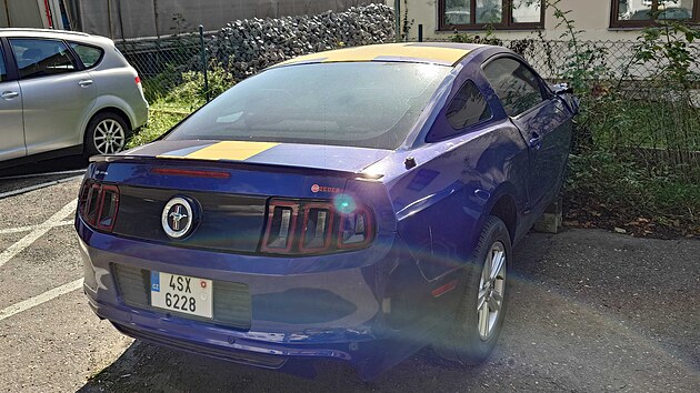 Dlouhodob� odstaven� Ford Mustang bez kola blokuje parkovac� m�sto v Tov�rn� ulici ve Svitav�ch.