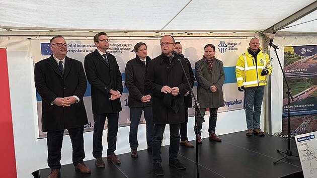 Hejtman Martin Netolický hovo�í na slavnostním otev�ení dálnice D35 u Svitav....