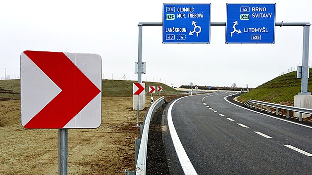 U Svitav je hotov� t�m�� dvan�ctikilometrov� �sek d�lnice D35. Do zprovozn�n� navazuj�c�ch �sek� bude j�zda po d�lnici bez poplatku.