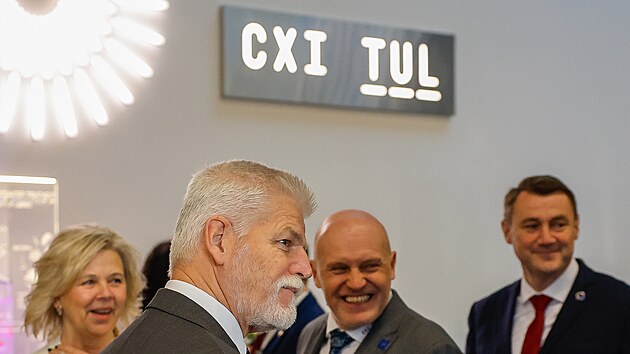 Prezident Petr Pavel s man�elkou Evou Pavlovou nav�t�vili Libereck� kraj, nejd��ve zav�tali do CXI p�i Technick� univerzit� v Liberci. (10. prosince 2025)