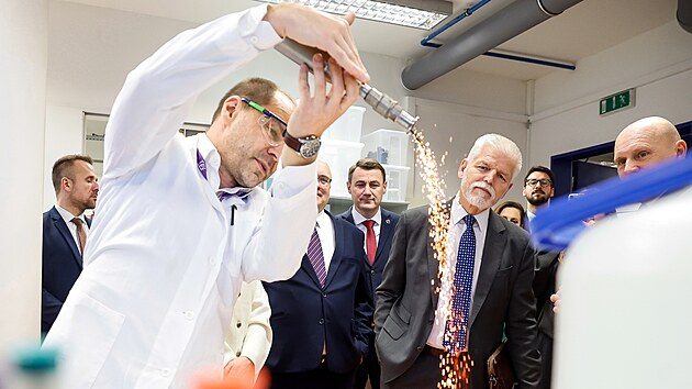 Prezident Petr Pavel s man�elkou Evou Pavlovou nav�t�vili Libereck� kraj, nejd��ve zav�tali do CXI p�i Technick� univerzit� v Liberci. (10. prosince 2025)