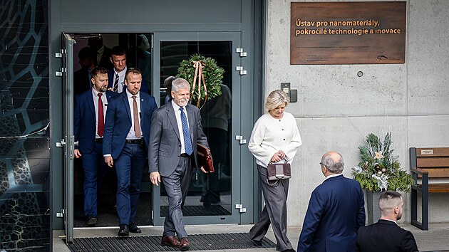 Prezident Petr Pavel s man�elkou Evou Pavlovou nav�t�vili Libereck� kraj, nejd��ve zav�tali do CXI p�i Technick� univerzit� v Liberci. (10. prosince 2025)