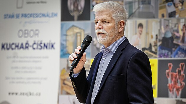 Zhruba dv stovky student pily na debatu s prezidentem Petrem Pavlem do...