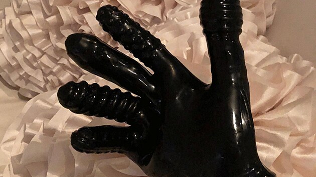 Ameri�t� demokrat� zve�ejnili nov� sn�mky z Epsteinova s�dla. (12. prosince 2025)