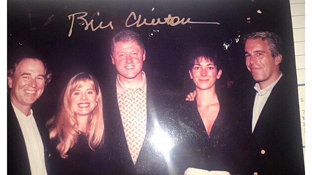 Ameri�t� demokrat� zve�ejnili nov� sn�mky z Epsteinova s�dla. (12. prosince 2025)