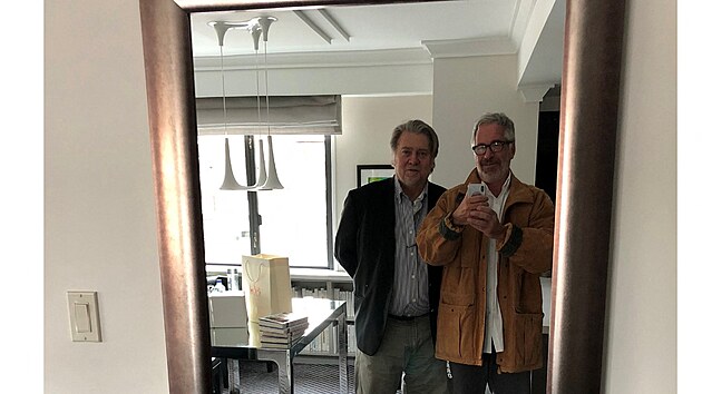 Ameri�t� demokrat� zve�ejnili nov� sn�mky z Epsteinova s�dla. (12. prosince 2025)