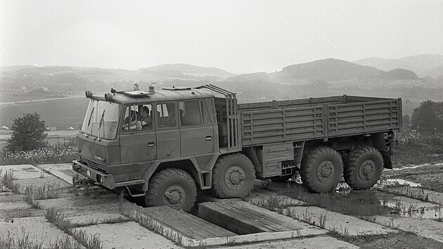 Do t� doby Tatry zkou�ela auta hlavn� ve vojensk�ch prostorech.