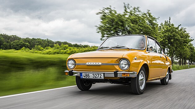 Sportovn� lad�n� kup� s konfigurac� 2+2 m�lo podvozek modelov� �ady 100/110, p��� i z��. Na rozd�l od sedan� m�lo kup� od po��tku zapu�t�n� kliky dve��.