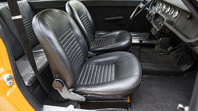 Anatomicky tvarovan� p�edn� sedadla byla pozd�ji dopln�na hlavov�mi op�rkami. Od roku 1970 musely m�t v�echny nov� vozy v �eskoslovensku vp�edu bezpe�nostn� p�sy.