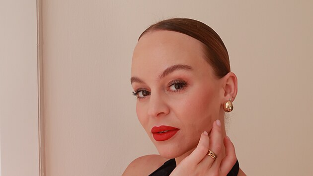 Eli�ka Mat�jkov� d�l� lidi ��astn� pomoc� make-upu.