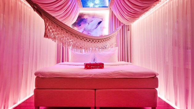 Hv�zdn� nebe nad pohodlnou postel� dokresluje kouzelnou atmosf�ru.