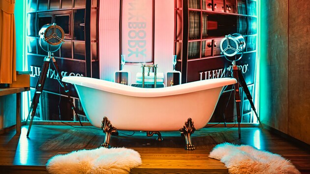 Pokoji s n�zvem �Noc na sc�n� dominuje obrovsk� vana.