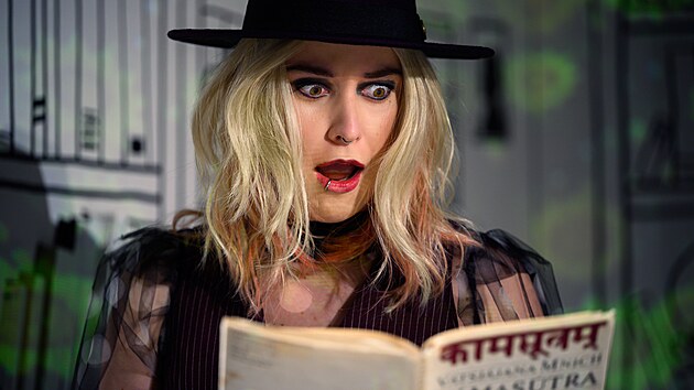 Jind�i�ka Hanu�ov� v inscenaci Harold a Maude ve Studiu DVA