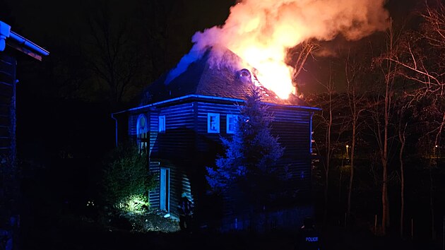 U p�ehrady Harcov ho�el neobydlen� d�m. (14. prosince 2025)